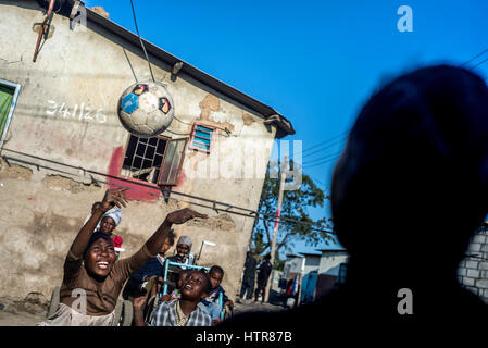 Kinder spielen Volleyball sitzen zu Hause des Glücks in Lusaka, Sambia. Heimat des Glücks für Kinder mit Behinderungen ist ein Waisenhaus gegründet, im Jahr 2015. Es gibt 62 Kinder in der Mitte, 25 davon leben dauerhaft in die Heimat des Glücks. Zwanzig Freiwillige kümmern sich um die jungen und Mädchen mit verschiedenen Arten von Behinderungen. House of Happiness befindet sich in zwei Räumen zu bauen, ohne irgendwelche Einrichtungen. Volunteers Essen am Feuer zubereiten, waschen Sie die Kleidung der Kinder außerhalb. Stockfoto