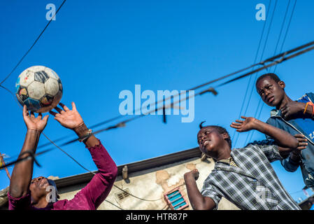 Kinder spielen Volleyball sitzen zu Hause des Glücks in Lusaka, Sambia. Heimat des Glücks für Kinder mit Behinderungen ist ein Waisenhaus gegründet, im Jahr 2015. Es gibt 62 Kinder in der Mitte, 25 davon leben dauerhaft in die Heimat des Glücks. Zwanzig Freiwillige kümmern sich um die jungen und Mädchen mit verschiedenen Arten von Behinderungen. House of Happiness befindet sich in zwei Räumen zu bauen, ohne irgendwelche Einrichtungen. Volunteers Essen am Feuer zubereiten, waschen Sie die Kleidung der Kinder außerhalb. Stockfoto