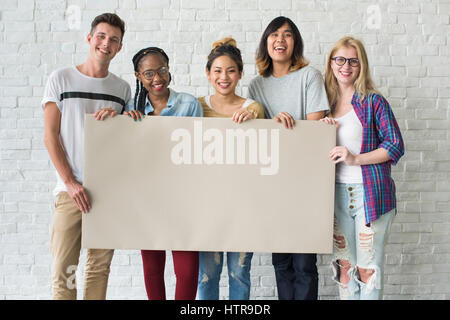 Diversity-Studenten-Freunde-Holdng Board-Konzept Stockfoto