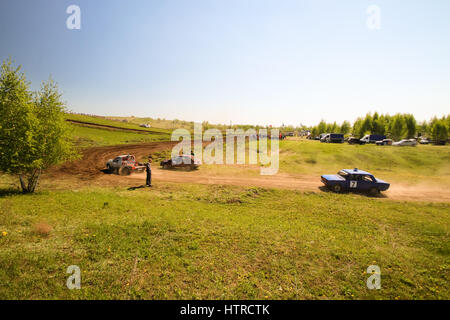 Sekiotovo, Ryazan, Russland - 9. Mai 2016: Russische Meisterschaft Autocross Bühne Zuschauer beobachten, Fahrer fahren Autos auf die Straße Stockfoto