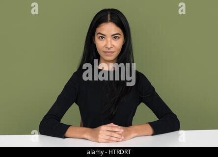 Junge Frau lässig Studio Portriat in Crop-top Stockfoto