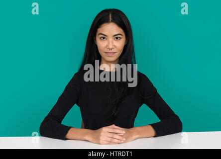 Junge Frau lässig Studio Portriat in Crop-top Stockfoto