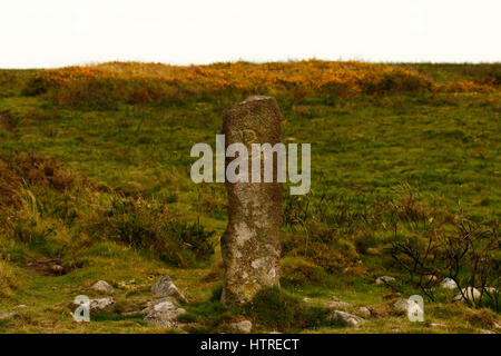 Granit-Marker Grenzstein an der Grenze der Ilsington Manaton auf Haytor nach Dartmoor Stockfoto