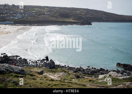 Ein paar stand auf einem Felsen und einem selfie Foto vor Porthmeor Beach in St Ives, Cornwall, Großbritannien Stockfoto