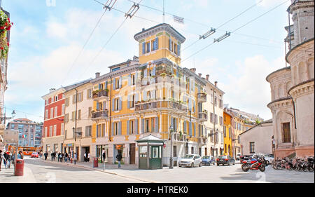 PARMA, Italien - 24. April 2012: The Massimo D'Azeglio Straße mit historischen Herrenhäusern, zahlreiche Bars und Restaurants, Läden und Orte des touristischen intere Stockfoto