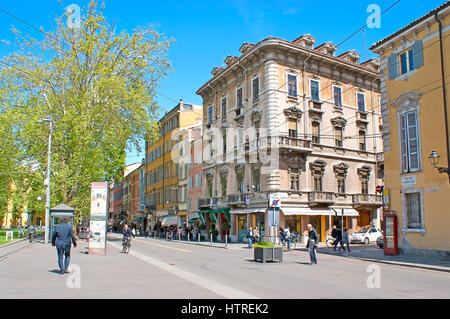 PARMA, Italien - 24. April 2012: Die Garibaldi Einkaufsstraße mit den malerischen alten Villen, Boutiquen, Cafés und Restaurants, liegt im Schatten der Bäume Stockfoto