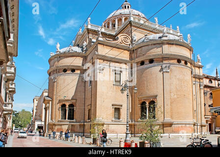 PARMA, Italien - 24. April 2012: Das prächtige Renaissance äußere des Santa Maria della Steccata Basilica, Ecorated mit Steinskulpturen und carvin Stockfoto