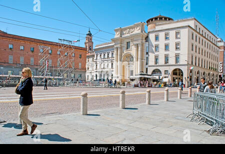 PARMA, Italien - 24. April 2012: Die Hauptstadt Platz von Giuseppe Garibaldi mit dem Blick auf die St. Peter Kirche, umgeben von Geschäften und Cafés, auf A Stockfoto