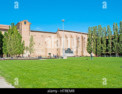 PARMA, Italien - 24. April 2012: Die grünen Rasen auf Tempo Platz vor den Palast Pilotta, der mittelalterliche Komplex und eines der wichtigsten Ort der tour Stockfoto