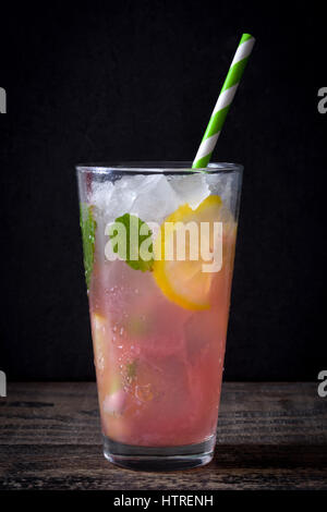 Frische Wassermelone Mojito auf einem rustikalen Holztisch und schwarzem Hintergrund Stockfoto