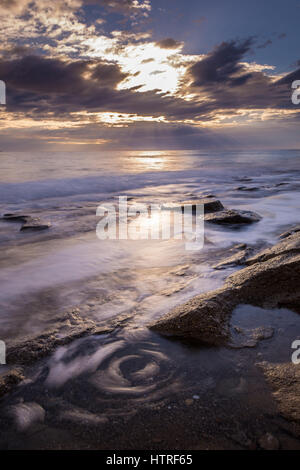 Kleine Wirbel mit dramatischer Himmel am Strand. Korfu Griechenland. Stockfoto