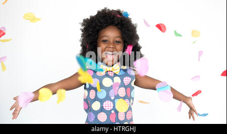 Kleines Mädchen hören Musik Kopfhörer Studioportrait Stockfoto