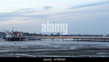 Die Rettungsstation in Warsash Harbour, Hampshire, UK bei Sonnenuntergang Stockfoto