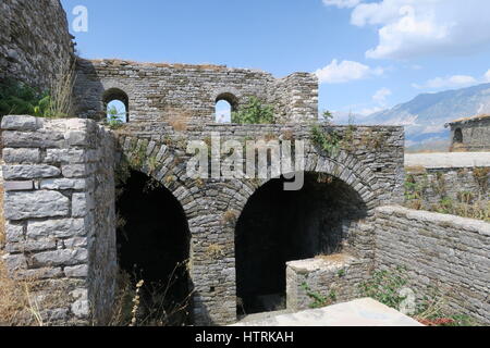 Gjirokastër Schloss in girokaster, der Geburtsort des ehemaligen albanischen kommunistischen Führer Enver Hoxha und Schriftsteller Ismail Kadare, der von den Landwirten von großen Immobilien gebaut Stockfoto