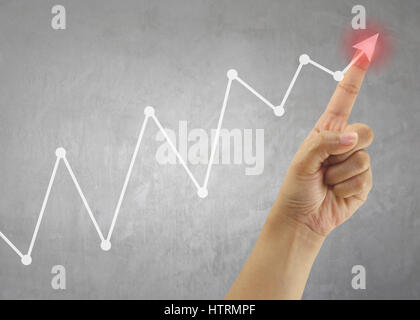 Finger der Geschäftsmann Touch Graph den Geschäftsbereich in der Hochsaison zeigen, Konzept der Unternehmensinvestitionen und Gewinne und bewertet. Stockfoto