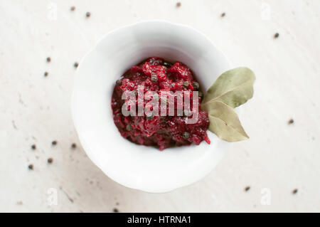 Hausgemachter frischer Tomatensauce mit Lorbeerblatt in der weißen Schale. Ansicht von oben. Stockfoto