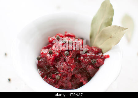 Hausgemachter frischer Tomatensauce mit Lorbeerblatt in der weißen Schale hautnah Stockfoto