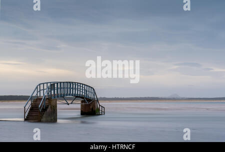 Steg nur bei Ebbe, genannt Brücke nirgendwo zu, bei Flut Wasser umgeben passierbar, Belhaven Bay, Dunbar, East Lothian, Schottland, Großbritannien Stockfoto