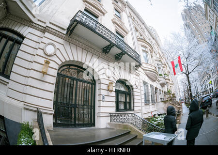 Das Clarence Whitman Herrenhaus im Stadtteil Upper East Side von New York am Freitag, 10. März 2017. Die chinesischen Milliardär, Huang Guangyu, bekannt als die "Bill Gates China' hat die Villa für $ 41,5 Millionen geschlossen. Das sechsstöckige Neo-Renaissance-Stil-Stadthaus wurde unter einer LLC erworben, aber der Gerechtigkeit-Abteilung hat aufgrund von Beschwerden, dass LLC untersucht Einkäufe werden verwendet, um Geld zu waschen. Huang verbüßt derzeit eine Haftstrafe von 14 Jahren wegen Bestechung und Geldwäsche. Das Gebäude wurde von Bungo Shimada, einen japanischen Philanthropen gekauft. (© Richard B. Levine) Stockfoto