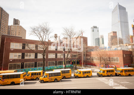 Schulbusse Line-up vor PS 33 in Chelsea in New York auf Montag, 13. März 2017. Wegen der herannahenden Schneesturm hat Bürgermeister Bill De Blasio Schulen am Dienstag geschlossen werden, als auch alternative Seite der Straße Parkplatz angehalten wird bestellt. (© Richard B. Levine) Stockfoto