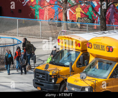 Schulbusse Line-up vor PS 33 in Chelsea in New York auf Montag, 13. März 2017. Wegen der herannahenden Schneesturm hat Bürgermeister Bill De Blasio Schulen am Dienstag geschlossen werden, als auch alternative Seite der Straße Parkplatz angehalten wird bestellt. (© Richard B. Levine) Stockfoto