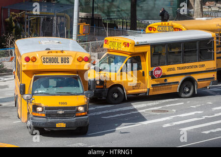 Schulbusse Line-up vor PS 33 in Chelsea in New York auf Montag, 13. März 2017. Wegen der herannahenden Schneesturm hat Bürgermeister Bill De Blasio Schulen am Dienstag geschlossen werden, als auch alternative Seite der Straße Parkplatz angehalten wird bestellt. (© Richard B. Levine) Stockfoto
