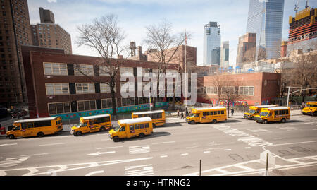 Schulbusse Line-up vor PS 33 in Chelsea in New York auf Montag, 13. März 2017. Wegen der herannahenden Schneesturm hat Bürgermeister Bill De Blasio Schulen am Dienstag geschlossen werden, als auch alternative Seite der Straße Parkplatz angehalten wird bestellt. (© Richard B. Levine) Stockfoto