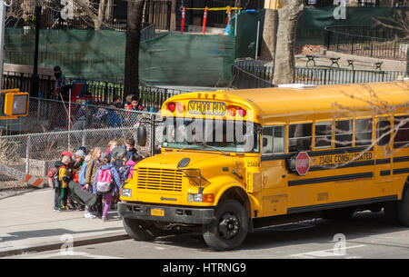 Schulbusse Line-up vor PS 33 in Chelsea in New York auf Montag, 13. März 2017. Wegen der herannahenden Schneesturm hat Bürgermeister Bill De Blasio Schulen am Dienstag geschlossen werden, als auch alternative Seite der Straße Parkplatz angehalten wird bestellt. (© Richard B. Levine) Stockfoto