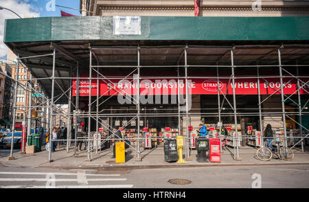 Der Strand Bookstore im New Yorker Stadtteil Greenwich Village ist von Gerüsten, gesehen auf Mittwoch, 8. März 2017 bedeckt. (© Richard B. Levine) Stockfoto