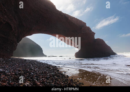 Roten Bögen und felsigen Strand am Atlantik in der Region Sous-Massa-Draa, Sidi Ifni, Legzira, Marokko, Afrika. Stockfoto