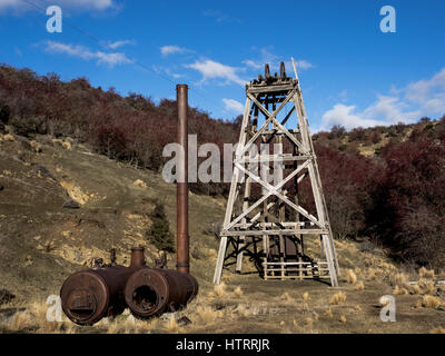 Goldene Fortschritt Quarz mine, Oturehua, Manitoto, Central Otago, Neuseeland. Blick auf verlassenen Kessel und Sitzventile Kopf. Stockfoto