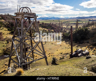 Goldene Fortschritt Quarz mine, Oturehua, Manitoto, Central Otago, Neuseeland. Blick auf verlassenen Kessel und Sitzventile Kopf. Stockfoto