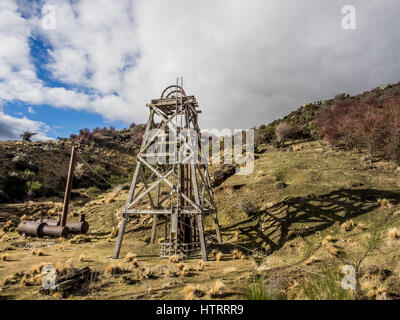 Goldene Fortschritt Quarz mine, Oturehua, Manitoto, Central Otago, Neuseeland. Blick auf verlassenen Kessel und Sitzventile Kopf. Stockfoto