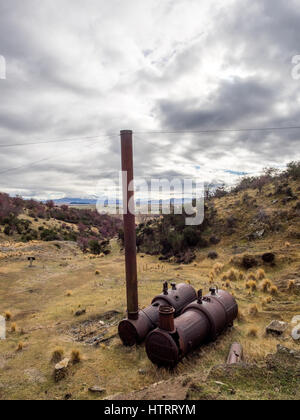 Goldene Fortschritt Quarz mine, Oturehua, Manitoto, Central Otago, Neuseeland. Blick auf verlassenen Kessel und Sitzventile Kopf. Stockfoto