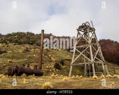 Goldene Fortschritt Quarz mine, Oturehua, Manitoto, Central Otago, Neuseeland. Blick auf verlassenen Kessel und Sitzventile Kopf. Stockfoto