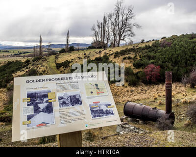 Goldene Fortschritt Quarz mine, Oturehua, Manitoto, Central Otago, Neuseeland. Blick auf verlassenen Kessel und Sitzventile Kopf. Stockfoto