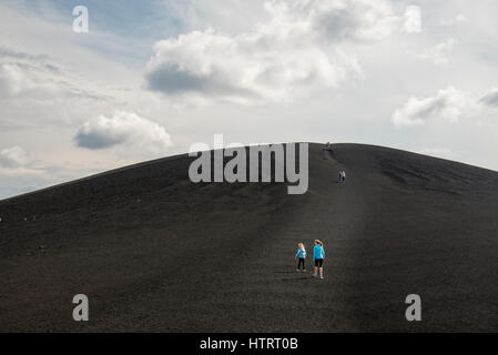 Besucher wandern auf Inferno Cone am Krater des Moon National Monument und Preserve, Idaho, USA. Stockfoto