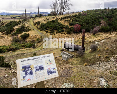 Goldene Fortschritt Quarz mine, Oturehua, Manitoto, Central Otago, Neuseeland. Blick auf verlassenen Kessel und Sitzventile Kopf. Stockfoto