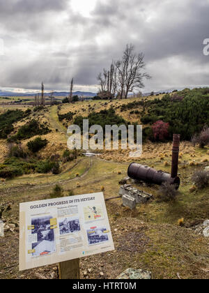 Goldene Fortschritt Quarz mine, Oturehua, Manitoto, Central Otago, Neuseeland. Blick auf verlassenen Kessel und Sitzventile Kopf. Stockfoto
