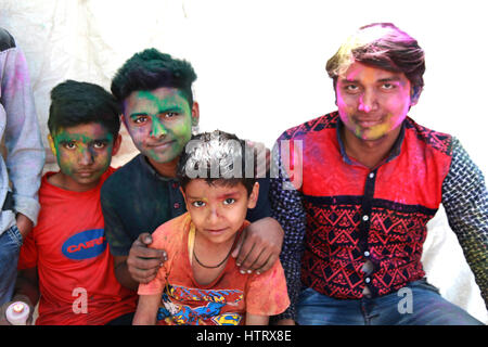 Heiliges Fest, Kinder genießen Feierlichkeiten. Holi ist das Fest der Liebe oder der Farben. (Copyright © Saji Maramon) Stockfoto