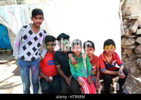 Heiliges Fest, Kinder genießen Feierlichkeiten. Holi ist das Fest der Liebe oder der Farben. (Copyright © Saji Maramon) Stockfoto