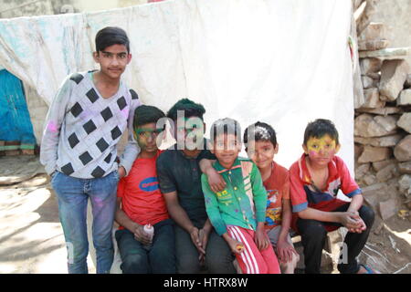 Heiliges Fest, Kinder genießen Feierlichkeiten. Holi ist das Fest der Liebe oder der Farben. (Copyright © Saji Maramon) Stockfoto