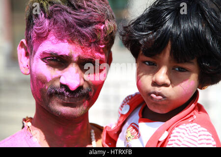 Vater und seine Tochter während des holi Festivals, Neu Delhi, Indien, (Copyright © Saji Maramon) Stockfoto