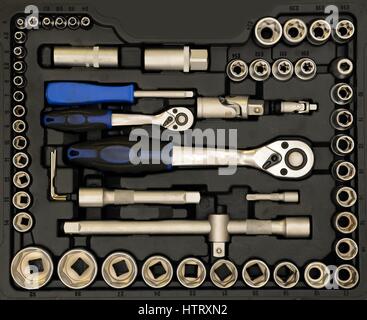 Eingestellt von Schraubenschlüsseln und Bits In schwarz Toolbox isoliert Stockfoto