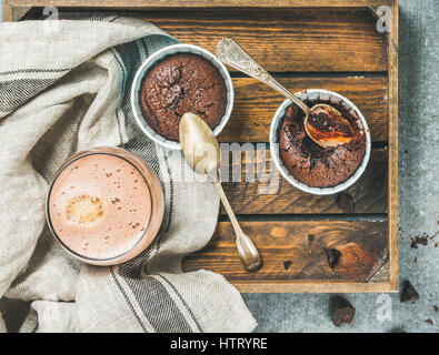 Schokolade Soufflee in einzelnen Backen Cups und Mokka Stockfoto