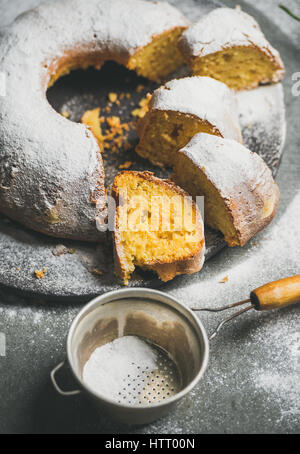 Hausgemachte glutenfreie Zitronen Gugelhupf mit Zucker Pulver, grauen Hintergrund Stockfoto