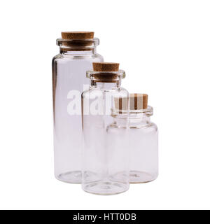 Vorderansicht des leeren kleinen Glas Gläser in drei Größen und Formen mit braunen Korken isoliert auf weißem Hintergrund Stockfoto