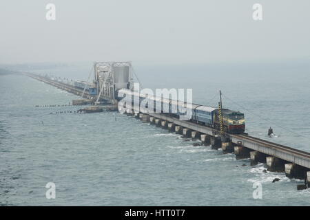 Ein Zug auf die Pamban Brücke verbindet Rameswaram zum indischen Festland Stockfoto