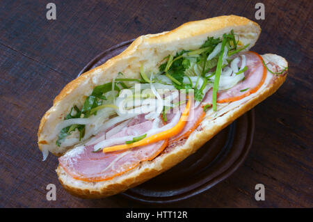 Vietnamesische Speisen, Banh mi Thit Nguoi - ist berühmt, populär Vietnam Gericht, Brot Fiiled mit Scheibe Schweinefleisch, Pastete, Vietnamesische Wurst und Gemüse wie: Karotten, Stockfoto