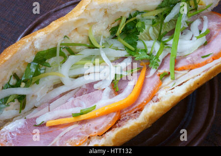 Vietnamesische Speisen, Banh mi Thit Nguoi - ist berühmt, populär Vietnam Gericht, Brot Fiiled mit Scheibe Schweinefleisch, Pastete, Vietnamesische Wurst und Gemüse wie: Karotten, Stockfoto